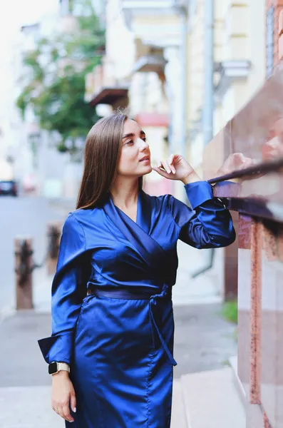 Αστικό Πορτραίτο Μόδας Μιας Στιλάτης Νεαρής Επιχειρηματία Μακρύ Μπλε Φόρεμα — Φωτογραφία Αρχείου