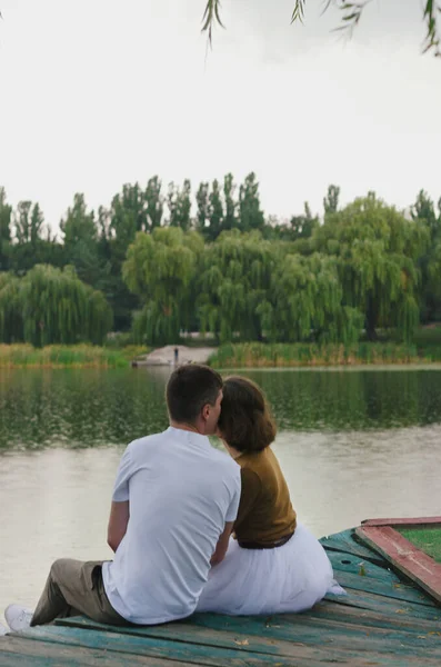 Kharkiv Ucrânia 2021 História Amor Casal Engraçado Andando Perto Rio — Fotografia de Stock