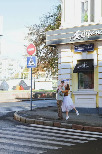 Kharkiv Ucrania 2021 Historia Amor Pareja Divertida Con Estilo Hombre —  Fotos de Stock