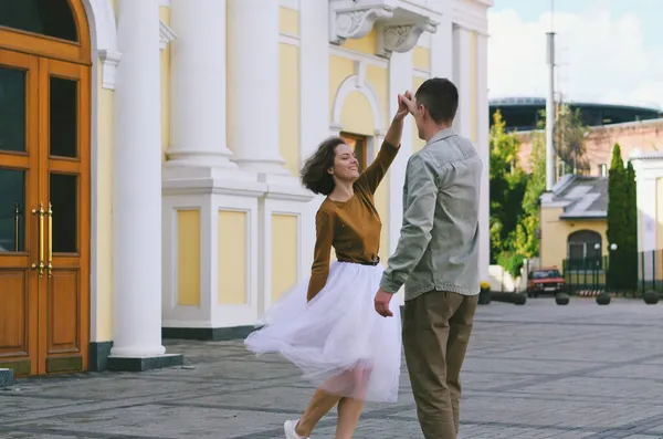 Kharkiv Ucraina 2021 Storia Amore Coppia Divertente Elegante Giovane Una — Foto Stock