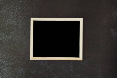 Noel, Yeni Yıl düz siyah arka planda yatıyordu. Bir fincan sıcak kahveyle Noel süslemeleri. Yazarlık tahtasında 2022 numara. Kaktüs. Üst Manzara. Uzayı kopyala Model. 