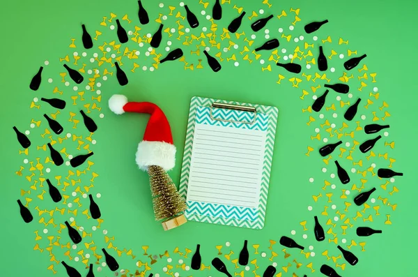 Vánoční Byt Ležel Zeleném Pozadí Místem Pro Text Vánoční Čepice — Stock fotografie