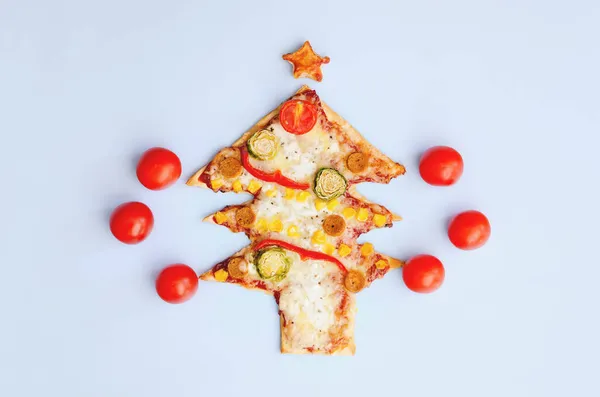 Pyszne Wegetariańska Pizza Choinkowa Pomidorami Warzywami Serem Białym Tle Kreatywna — Zdjęcie stockowe