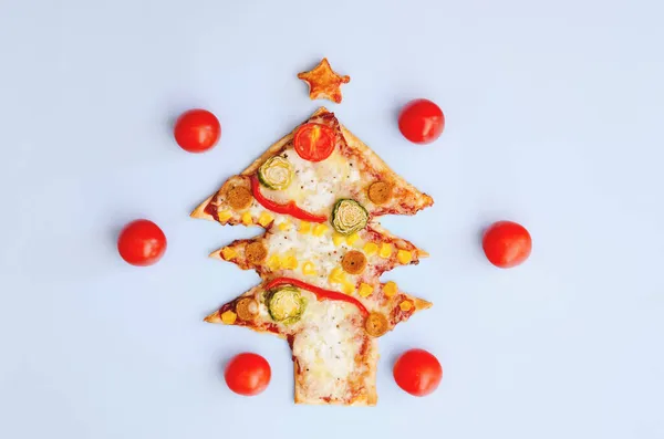 Pyszne Wegetariańska Pizza Choinkowa Pomidorami Warzywami Serem Białym Tle Kreatywna — Zdjęcie stockowe