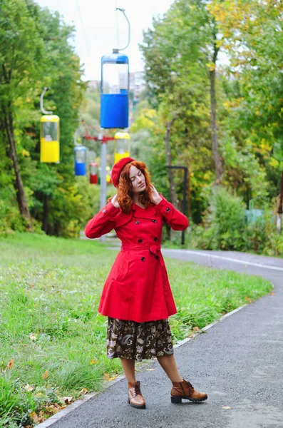 Kızıl Saçlı Çilli Kırmızı Bereli Mavi Gözlü Sonbahar Parkında Yürüyen — Stok fotoğraf