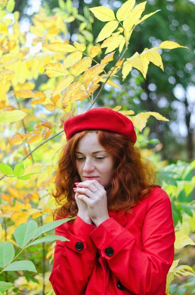赤い髪 そばかす 赤いベレー帽で青い目をした若い幸せな女性は 秋の公園を歩いてコート 黄色の紅葉 — ストック写真