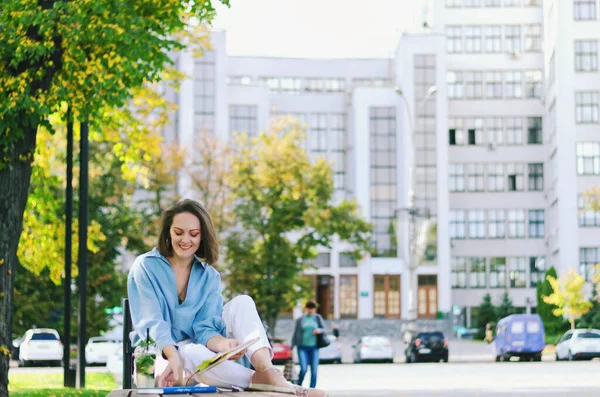 Portrait Urbain Jeune Femme Affaires Élégante Lunettes Vêtements Décontractés Femme — Photo