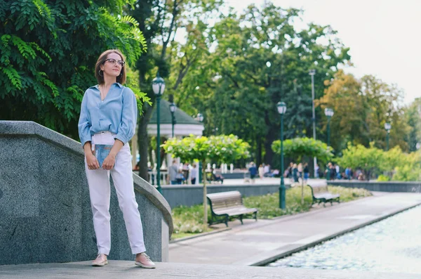 Portrait Urbain Jeune Femme Affaires Élégante Dans Des Lunettes Des — Photo