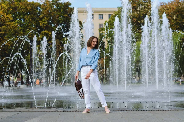 Ritratto Urbano Giovane Donna Affari Elegante Occhiali Vista Vestiti Casual — Foto Stock