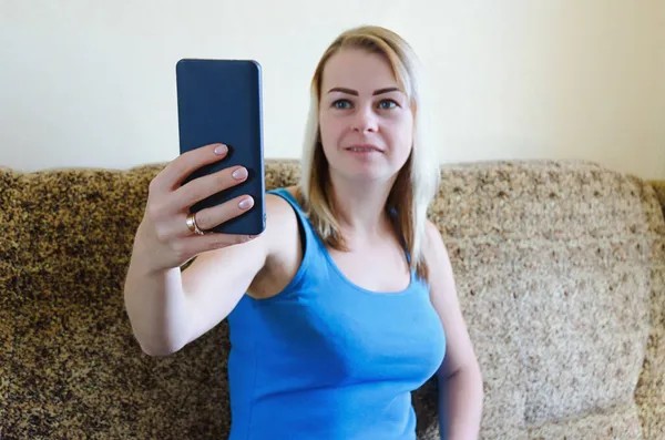 Mujer Rubia Joven Casa Sentada Sofá Relajarse Trabajando Teléfono Móvil — Foto de Stock