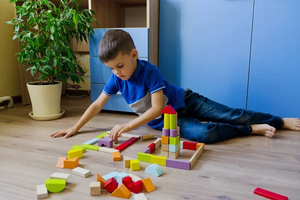Küçük Çocuk Okullu Çocuk Evde Oyuncak Renkli Tahta Bloklarla Oynuyor — Stok fotoğraf