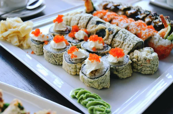 在餐馆关门的时候 可以俯瞰带有鲑鱼 奶酪和芥末的寿司卷 亚洲食品和假日概念 — 图库照片
