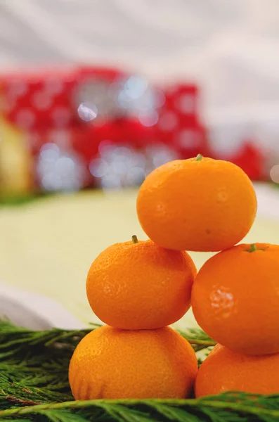 Vánoce Nový Rok Pozadí Borovicovými Větvemi Dekoracemi Pomerančovými Čerstvými Mandarinkami — Stock fotografie