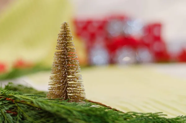 Karácsonyi Újévi Háttér Fenyő Ágak Dekorációk Játék Karácsonyfa Lapos Fekvés — Stock Fotó