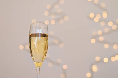 İki kadeh şarap, arka planda bokeh olsun. Üst Manzara. Yeni yıl, Noel havası. Tebrik kartı. Parti ve tatil kutlaması konsepti.