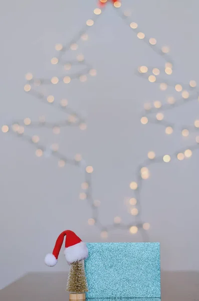 Red Santa Claus Klobouk Hračky Vánoční Strom Pozadí Bokeh Zblízka — Stock fotografie