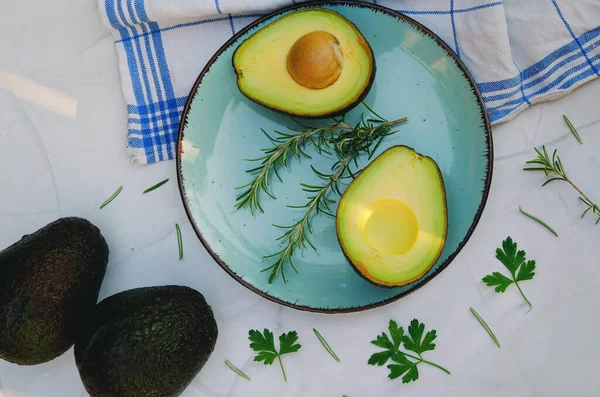 Fette Avocado Fresco Con Erbe Limoni Trovano Sul Tavolo Piatto — Foto Stock