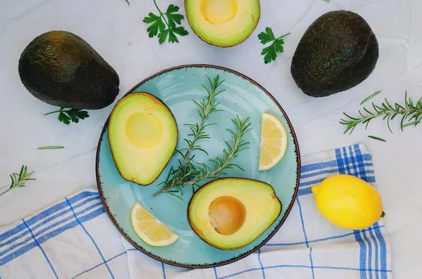 Fette Avocado Fresco Con Erbe Limoni Trovano Sul Tavolo Piatto — Foto Stock