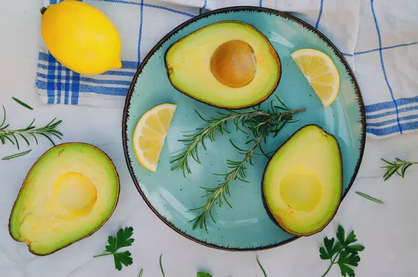 Fette Avocado Fresco Con Erbe Limoni Trovano Sul Tavolo Piatto — Foto Stock