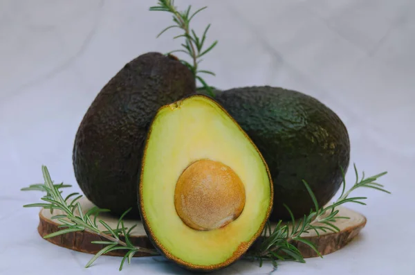 Fette Avocado Fresco Con Erbe Limoni Trovano Sul Tavolo Piatto — Foto Stock