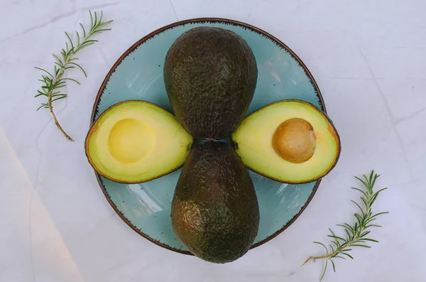 Rebanadas Aguacate Fresco Con Hierbas Limones Encuentran Sobre Mesa Plato — Foto de Stock