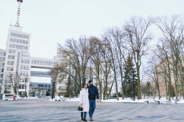 Şehirde yürüyen bir çiftin aşk hikayesi. Mavi ceketli, sakallı genç bir iş adamı. Ve uzun paltolu hoş bir kadın. Telefonda konuşmalar, selfie çekmeler. Blogcular. Aile tatili, randevu.