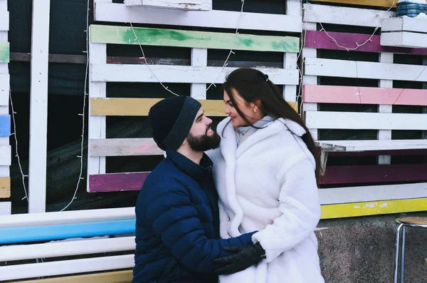 Historia Amor Pareja Caminando Por Ciudad Joven Hombre Negocios Con —  Fotos de Stock