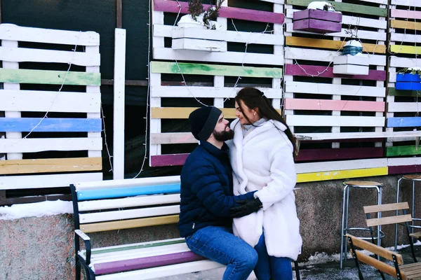 Historia Amor Pareja Caminando Por Ciudad Joven Hombre Negocios Con —  Fotos de Stock