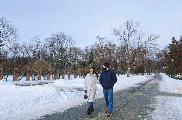 Historia Amor Pareja Caminando Por Ciudad Joven Hombre Negocios Con —  Fotos de Stock