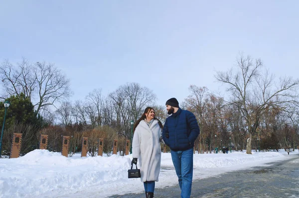 Historia Amor Pareja Caminando Por Ciudad Joven Hombre Negocios Con —  Fotos de Stock