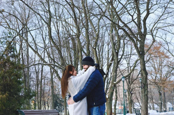 Historia Amor Pareja Caminando Por Ciudad Joven Hombre Negocios Con —  Fotos de Stock