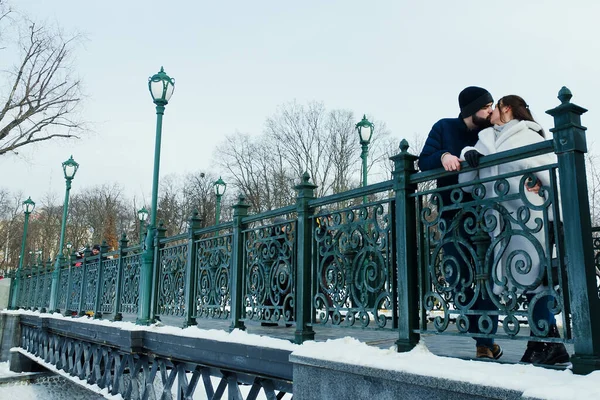 Historia Amor Pareja Caminando Por Ciudad Joven Hombre Negocios Con — Foto de Stock