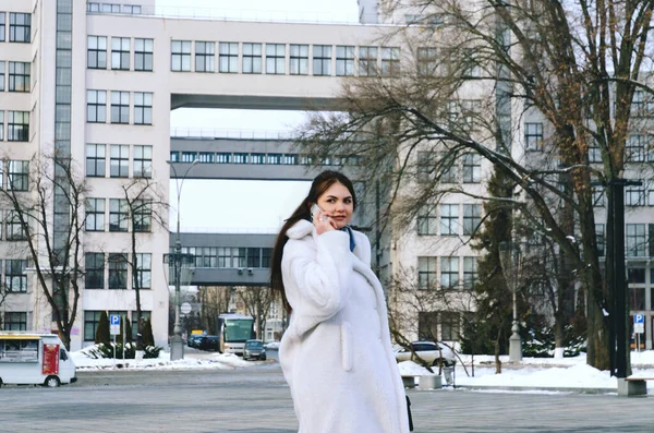 Urbanistyczny Portret Młodej Eleganckiej Bizneswoman Zimowych Ubraniach Biała Kurtka Chodzenie — Zdjęcie stockowe