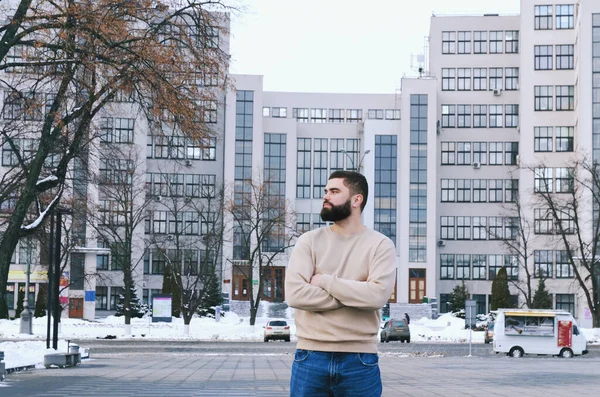 Retrato Urbano Jovem Homem Negócios Elegante Roupas Casuais Inverno Jaqueta — Fotografia de Stock