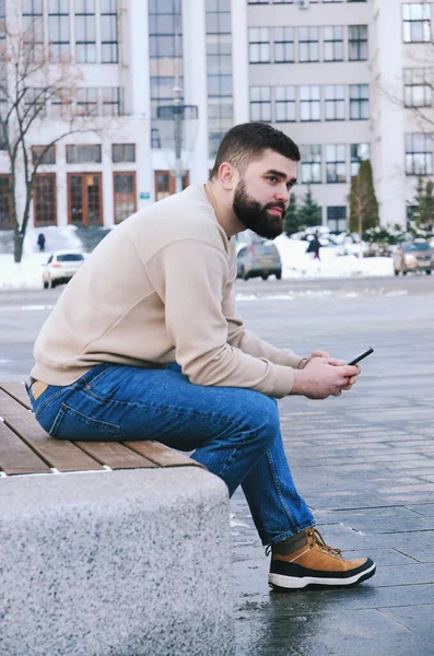 Retrato Urbano Jovem Homem Negócios Elegante Roupas Casuais Inverno Jaqueta — Fotografia de Stock