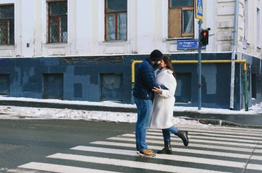 Şehirde yürüyen bir çiftin aşk hikayesi. Mavi ceketli, sakallı genç bir iş adamı. Ve uzun paltolu hoş bir kadın. Telefonda konuşmalar, selfie çekmeler. Blogcular. Aile tatili, randevu.