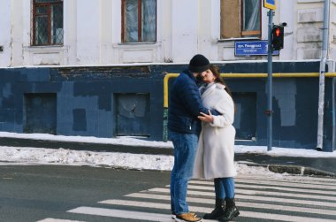 Şehirde yürüyen bir çiftin aşk hikayesi. Mavi ceketli, sakallı genç bir iş adamı. Ve uzun paltolu hoş bir kadın. Telefonda konuşmalar, selfie çekmeler. Blogcular. Aile tatili, randevu.