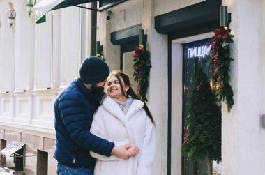 Şehirde yürüyen bir çiftin aşk hikayesi. Mavi ceketli, sakallı genç bir iş adamı. Ve uzun paltolu hoş bir kadın. Telefonda konuşmalar, selfie çekmeler. Blogcular. Aile tatili, randevu.