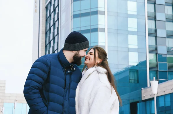 Historia Amor Pareja Caminando Por Ciudad Joven Hombre Negocios Con —  Fotos de Stock