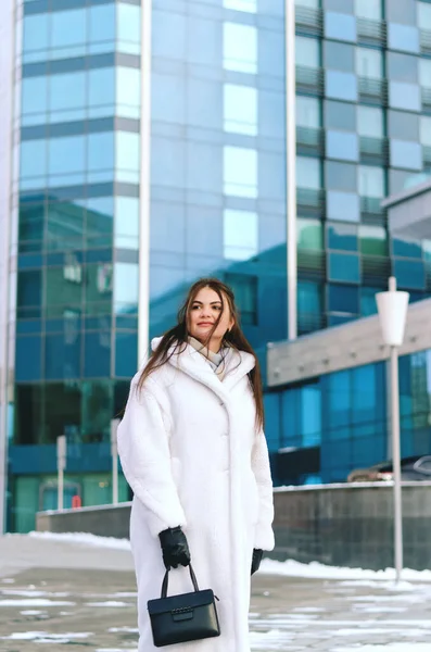 Αστικό Πορτρέτο Της Νεαρής Κομψής Επιχειρηματία Χειμωνιάτικα Casual Ρούχα Λευκό — Φωτογραφία Αρχείου