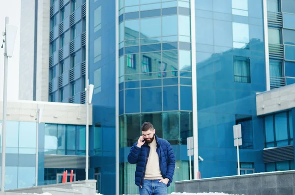 Retrato Urbano Jovem Homem Negócios Elegante Roupas Casuais Inverno Jaqueta — Fotografia de Stock