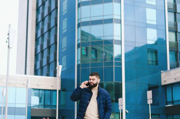 Retrato Urbano Jovem Homem Negócios Elegante Roupas Casuais Inverno Jaqueta — Fotografia de Stock