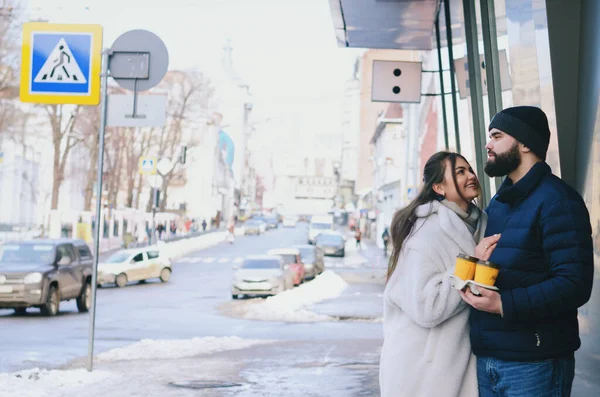 Historia Amor Pareja Caminando Por Ciudad Joven Hombre Negocios Con —  Fotos de Stock