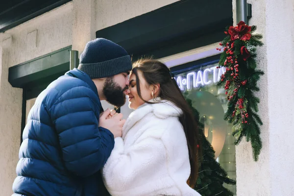 Historia Amor Pareja Caminando Por Ciudad Joven Hombre Negocios Con —  Fotos de Stock