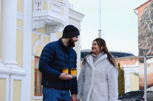 Historia Amor Pareja Caminando Por Ciudad Joven Hombre Negocios Con — Foto de Stock