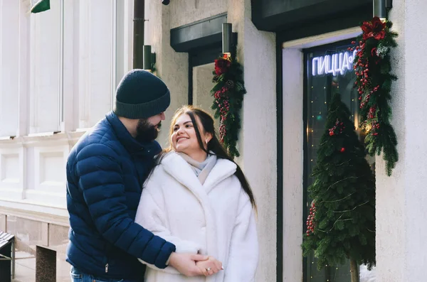 Historia Amor Pareja Caminando Por Ciudad Joven Hombre Negocios Con — Foto de Stock