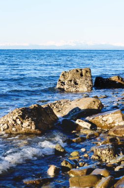 Kış tatilinde mavi Adriyatik Denizi ve gökyüzüne karşı Alp dağlarının harika manzarası. Slovenya ve Strunjan