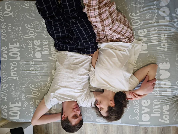 Glückliches Paar Das Gemütlich Bett Liegt Und Kaffee Trinkt Junger — Stockfoto