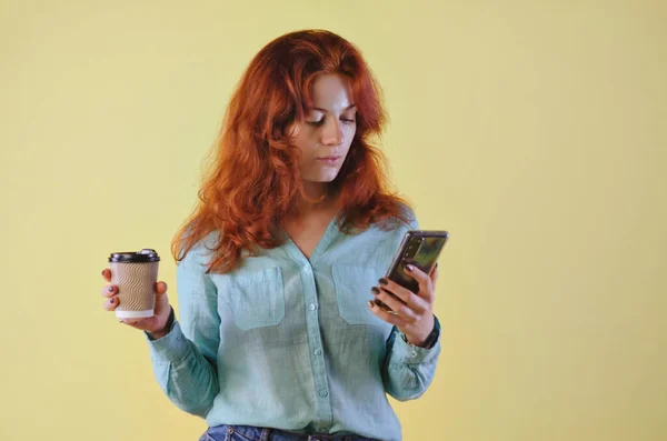 Retrato Negocios Una Hermosa Mujer Joven Con Pelo Rizado Rojo Imagen de archivo