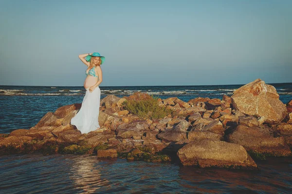 Schöne Junge Elegante Schwangere Blonde Frau Mit Blauem Hut Geht — Stockfoto